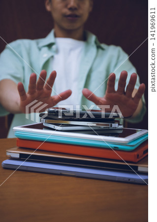 Digital detox: Living without using smartphones and tablets Digital detox: Living without using smartphones and tablets 141969611