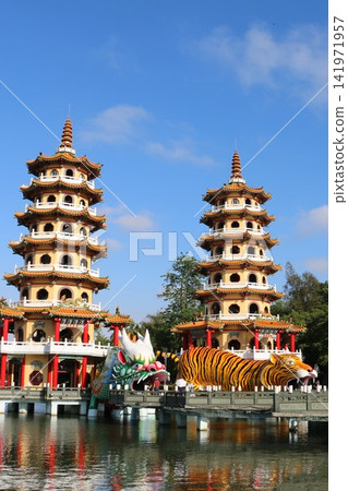高雄蓮花池龍虎塔,高雄旅遊景點 高雄蓮花池龍虎塔,高雄旅遊景點 141971957