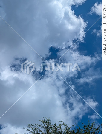 朵朵白雲飄蕩在湛藍的天空之上 / 展現夏日氣息和自由感的天空背景素材 朵朵白雲飄蕩在湛藍的天空之上 / 展現夏日氣息和自由感的天空背景素材 141972262