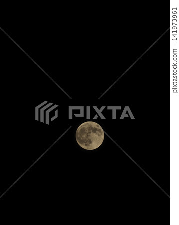 漂浮在夜空的滿月 漂浮在夜空的滿月 141973961