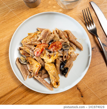 Dish of pasta with chicken meat, cherry tomatoes and vegetables 141974028