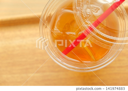 一個透明的杯子，裝上加冰的茶。 141974883