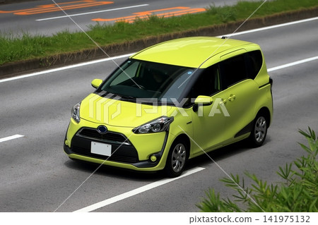 一輛黃色小型廂型車的圖片 一輛黃色小型廂型車的圖片 141975132