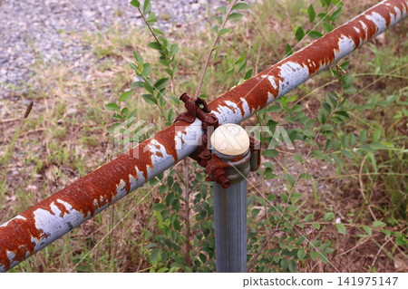 戶外鷹架管路因老化而出現鏽跡。 戶外鷹架管路因老化而出現鏽跡。 141975147