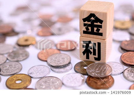 利率文字被日圓硬幣包圍著 141976009