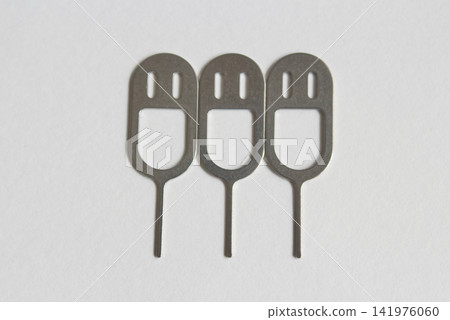三個可愛的笑臉 SIM 卡針,一個方便更換智慧型手機 SIM 卡的小工具。 三個可愛的笑臉 SIM 卡針,一個方便更換智慧型手機 SIM 卡的小工具。 141976060