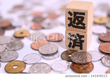 還款文字被日元硬幣包圍 141976513