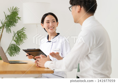 Counseling at a beauty clinic Counseling at a beauty clinic 141977059