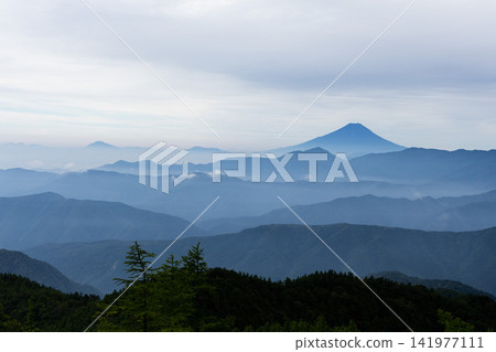 熊取山、其山峰、富士山的脊線 熊取山、其山峰、富士山的脊線 141977111