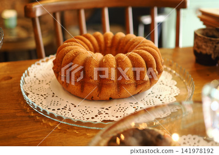 Freshly baked bundt cake on a table in a cafe Freshly baked bundt cake on a table in a cafe 141978192