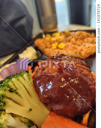 漢堡牛排上鋪滿漢堡肉和蔬菜 漢堡牛排上鋪滿漢堡肉和蔬菜 141978724