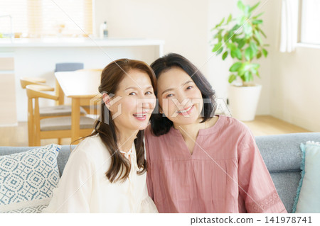 Portraits of two middle-aged Japanese women Portraits of two middle-aged Japanese women 141978741