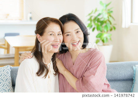 Portraits of two middle-aged Japanese women 141978742