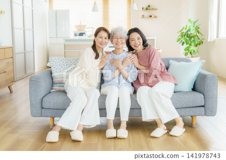三位中年日本女性的肖像 三位中年日本女性的肖像 141978743