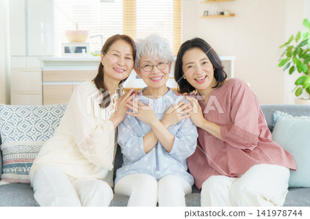 三位中年日本女性的肖像 三位中年日本女性的肖像 141978744