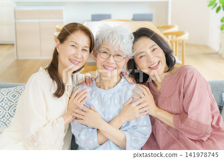 三位中年日本女性的肖像 三位中年日本女性的肖像 141978745