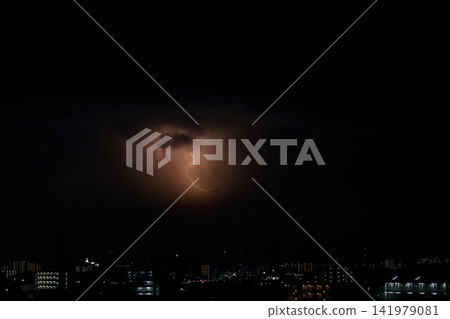 突如其來的雷暴:積雨雲在閃電的照射下,展現出城市的夜景。 突如其來的雷暴:積雨雲在閃電的照射下,展現出城市的夜景。 141979081