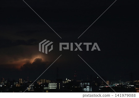 突如其來的雷暴:積雨雲在閃電的照射下,展現出城市的夜景。 突如其來的雷暴:積雨雲在閃電的照射下,展現出城市的夜景。 141979088