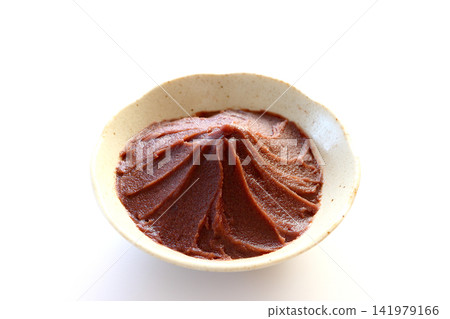 白色背景,上面有過濾的豆沙 白色背景,上面有過濾的豆沙 141979166