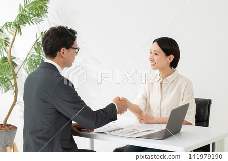 A businessman shaking hands 141979190