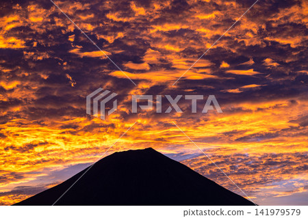 夏日富士山的輪廓和日出的天空 夏日富士山的輪廓和日出的天空 141979579