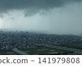 天空突然變化；突如其來的雷暴和高聳的雨柱正向夏日的城市逼近。 141979808
