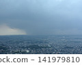 天空突然變化；突如其來的雷暴和高聳的雨柱正向夏日的城市逼近。 141979810