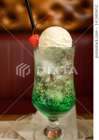 特寫鏡頭:一杯奶油蘇打水,上面放著香草冰淇淋和一顆櫻桃。 特寫鏡頭:一杯奶油蘇打水,上面放著香草冰淇淋和一顆櫻桃。 141980412