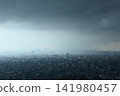 天空突然變化；突如其來的雷暴和高聳的雨柱正向夏日的城市逼近。 141980457