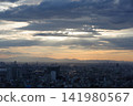 雅各天梯、漂浮在傍晚天空中的山脈和城市景觀。 141980567