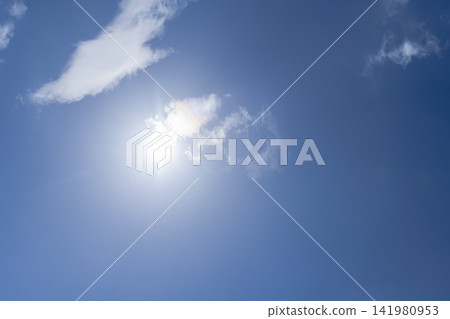夏日藍天、陽光與白雲背景素材 夏日藍天、陽光與白雲背景素材 141980953