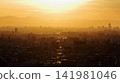 夕陽西下，山脈與城市景觀盡收眼底。 141981046