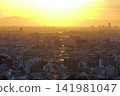 夕陽西下，山脈與城市景觀盡收眼底。 141981047
