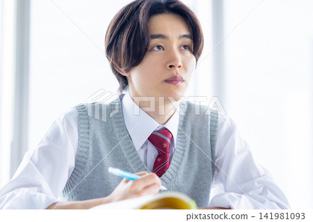 Students: High school students taking a class. Filming cooperation: Denpa Gakuen Tokyo Electronics College. Students: High school students taking a class. Filming cooperation: Denpa Gakuen Tokyo Electronics College. 141981093