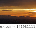 夕陽西下，群山環繞，景色壯麗。 141981111