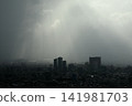 一場突如其來的雷雨過後，陽光傾瀉而入，照亮了城市景觀。 141981703
