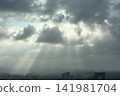 一場突如其來的雷雨過後，陽光傾瀉而入，照亮了城市景觀。 141981704