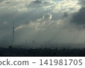一場突如其來的雷雨過後，陽光傾瀉而入，照亮了城市景觀。 141981705