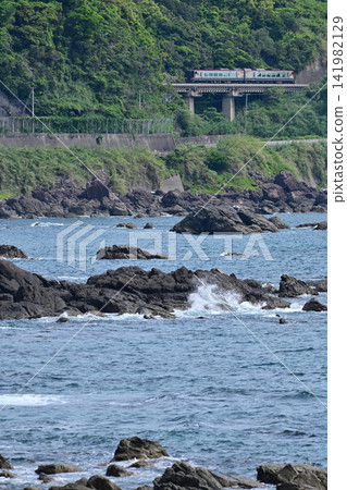 特快列車「四萬十」運行於土佐黑潮鐵道中村線,沿太平洋海岸線行駛。 特快列車「四萬十」運行於土佐黑潮鐵道中村線,沿太平洋海岸線行駛。 141982129