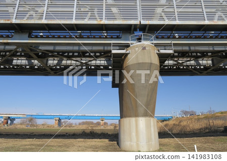 JR武藏野線鐵路橋和江戶川上的流山橋的冬季景觀。 141983108