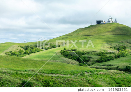 宗谷丘陵是一片綠色的山丘,其中一座山頂上建有雷達設施,位於北海道稚內市。 宗谷丘陵是一片綠色的山丘,其中一座山頂上建有雷達設施,位於北海道稚內市。 141983361
