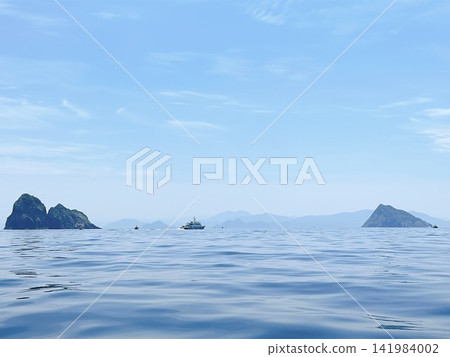藍天碧海間,島嶼漂浮,船隻穿梭。 藍天碧海間,島嶼漂浮,船隻穿梭。 141984002