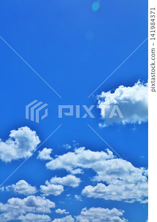 夏天藍天和雲彩 夏天藍天和雲彩 141984371