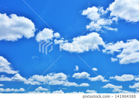 夏天藍天和雲彩 夏天藍天和雲彩 141984388