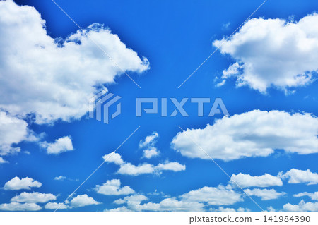 夏天藍天和雲彩 夏天藍天和雲彩 141984390