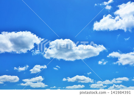 夏天藍天和雲彩 夏天藍天和雲彩 141984391