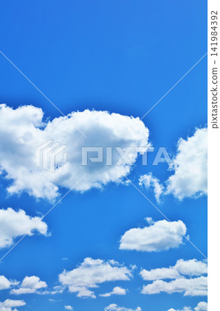 夏天藍天和雲彩 夏天藍天和雲彩 141984392