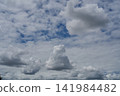 雷雲在天空中蔓延 141984482