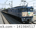 一列由 EF64-36 型機車牽引的客運列車和鐵路沿線的風景。 141984517