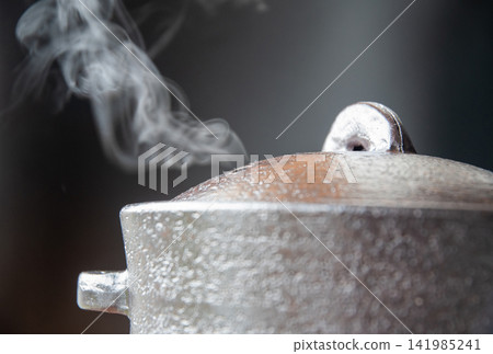 用冒著蒸氣的陶罐煮的米飯 用冒著蒸氣的陶罐煮的米飯 141985241